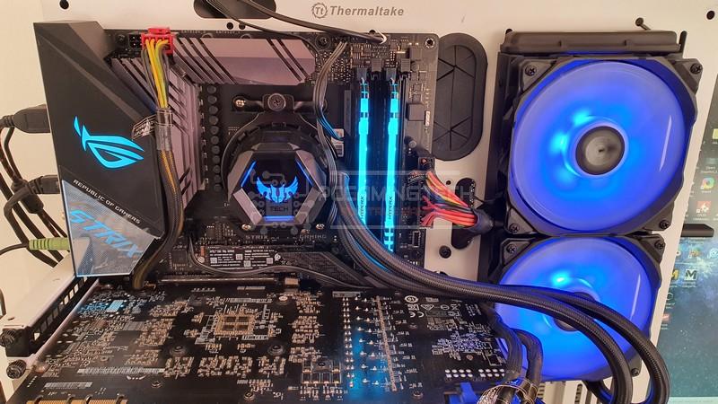 ASUS TUF LC 240 RGB illuminazione AURA SYNC